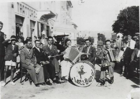 Jazz band Šempeter na Krasu pred 2. vojno nasproti občine, levi harmonikaš oče Bogdana Hreščaka, desni Ivan Kastelic, Stanetov oče